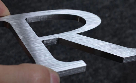 Ejon S13 Die ideale Aluminiumplattenklappmaschine für die Werbeanzeige im Freien