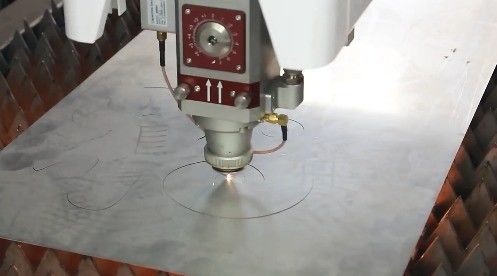 1500 Watt CNC-Schnittmaschine mit kontinuierlichem Wellenbetrieb