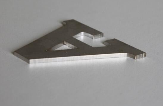 Hochgeschwindigkeitsmaschine zum Laserschneiden von Metallblechen mit Metallfasern für das Schneiden von Schriftzeichen von Ejon