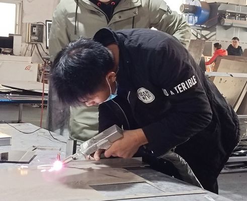 1000W 1500W 2000W Handgeführte Laserschweißmaschine für Edelstahl Aluminium